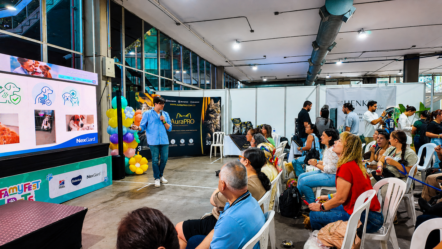 Conferencia en FamyFest con público y mascotas