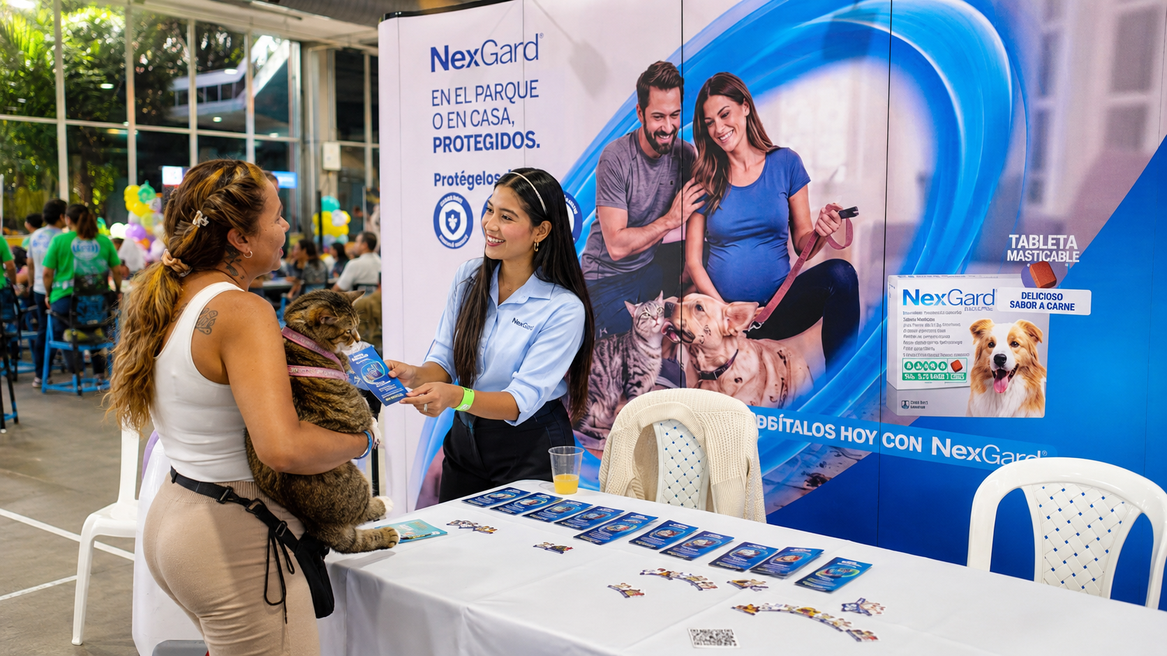 Espacio de marca NexGard atendiendo a asistentes con sus mascotas